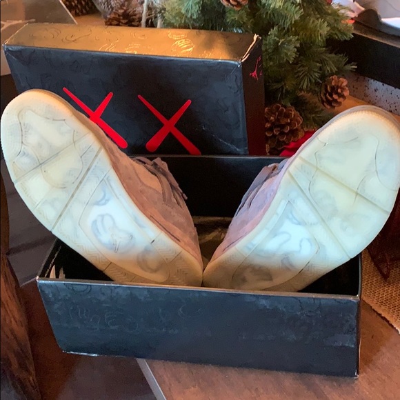 Jordan 4 Kaws - Picture 2 of 3